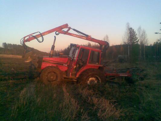 valmet 705 ja kvernelandit
kevään kyntö yhdistelmä meinas upota mura lähteeseen..
Avainsanat: valmet705 large1200l lieksa