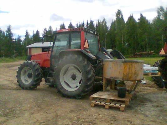 valtra6550 ja betoni mylly
vallu sekottamassa betonia
Avainsanat: valtra lieksa large1200l