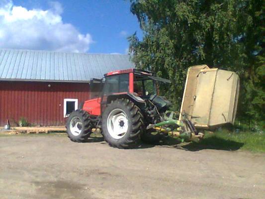 valtra6550 ja krone 
kaikki ekan sadon rehut ois niitetty nyt.
Avainsanat: valtra 6550 krone large1200l lieksa