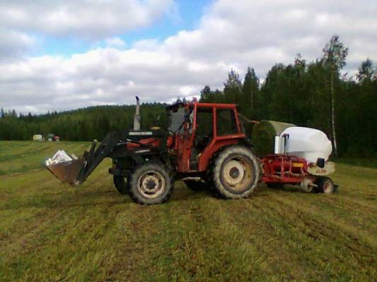 valmet 605 ja elho ja taustalla näkyy valtra 6550.
huomenna pitäs saaha aamusta viimeset rehut pakettiin niin iltapäivällä pääsee puimaan..
Avainsanat: valmet 605 lieksa large1200l elho