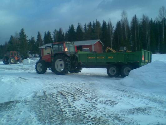 valtra 6550 ja kire
soran ajosta tullut
Avainsanat: valtra 6550 kire large1200l lieksa