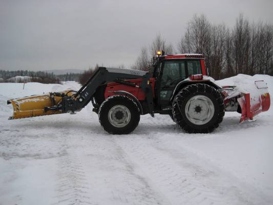 Valtra Valmet 8550
Tämän talven aurauskampe.
Avainsanat: 8550