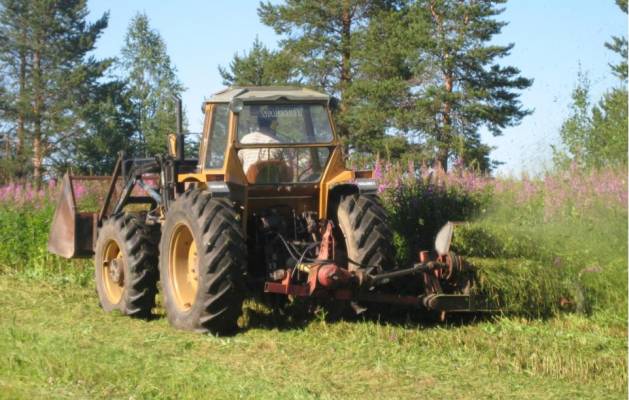 Valmet 702 ja tuhti
tuhdissa kallistuksen säätö hydraulisesti, tienvarsien niittoa varten. 
