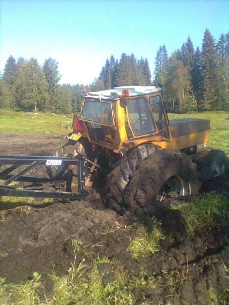 Valmet
Eipä kestänyt murakko nykkiä kantoja pois.
Avainsanat: Valmet