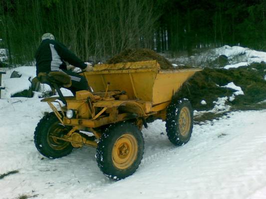 Potraz töissä
Kyllä tolla pikkudumpperilla onnistuu navetan tyhjäys, niin kuin kuvittelinki. Kuuppaan sopii juuri hiehoparren moskat kerralla. Aika monta kotturikuormallista olis muuten saanu lykkiä..
