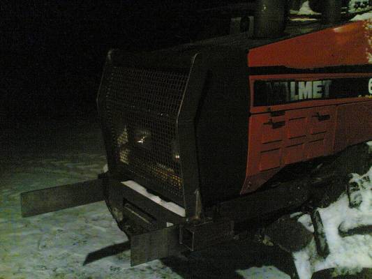 Valmet 605 nokkasuojan tekoa
Tuli ajankohtaseks väsätä tohon nokalle suojaa, kun on taas kuormaaja perässä. Noihin rhs-putken pätkiin teen kouralle irrotettavan kiinnitysraudan. Ja toi maskin "sermikin" lähtee tarvittaessa samoilla pulteilla irti.
