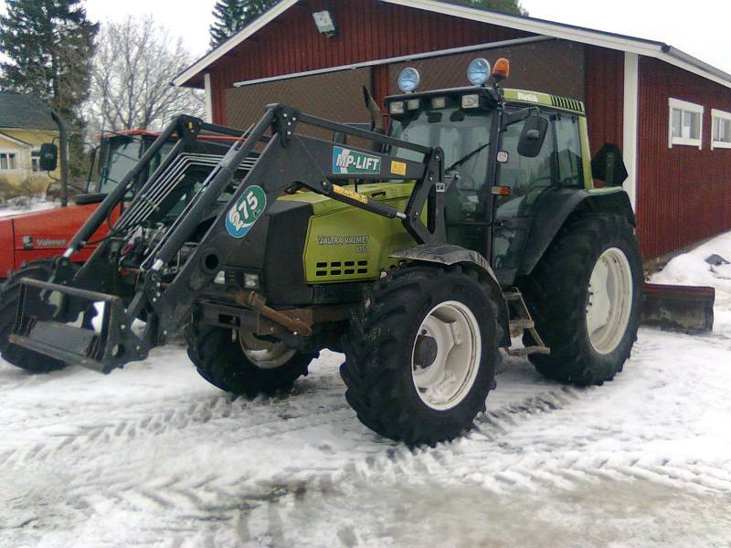 8150 hitech
Laitetaas tästäkin kuva, kun on jo vuoden päivät meillä ollu. Tuo puskutuki on nyttemin irti ja tilalle tehty "ålöläinen" suojarauta.
