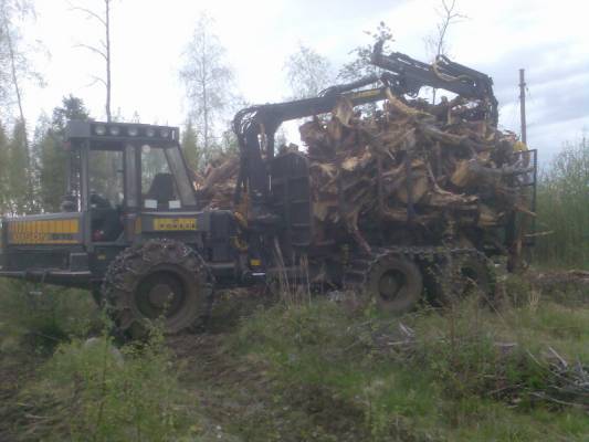 Kannon ajua
Ensimmäisiä kanto kuormia.
hankala oli ajaa kun 3 sähkölinjat alitettavana..


Avainsanat: ponsse