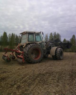 Ford 7810 ja oma tekele jyrä 4m
viimeisiä jyräyksiä tältä keväältä..
Avainsanat: Ford 7810 jyrä