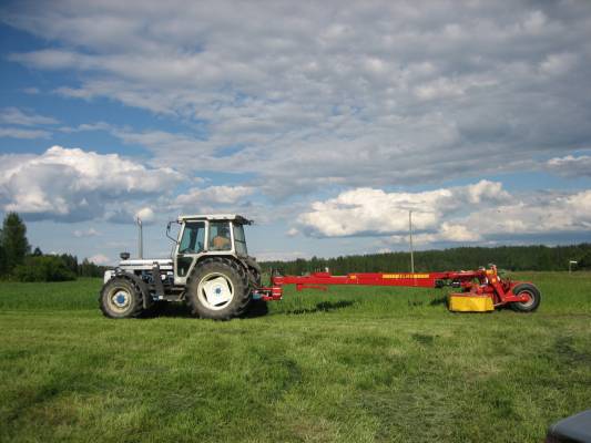 Ford 7810+elho 320c
Niittelyitä 09. kyl pitää tehä jotain koneen laskulle ja puomin käännölle.. liian hidas :(
Avainsanat: ford 7810 elho 320