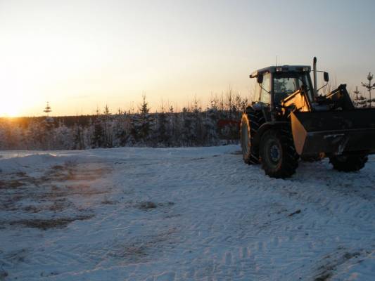 Metsätien aukasua
piti kävästä mehtään tietä aukasemassa
Ford 7810, vama 300 jh2 
Avainsanat: Ford 7810 vama