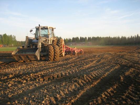 kevään 2010 muokkauksia
Ford 7810 + esatume 4200 Jos huomenissa sais kaurat vakohon
Avainsanat: Ford 7810 muokkausta