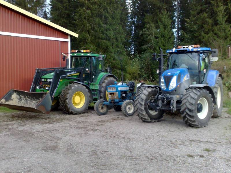 Perhekuva
JD 7820, Ford 4000 ja NH T6080
