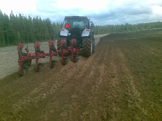 valtra 202versu
versu ja agrolux hrt 5 teräset valtra oli testilla keväällä 2009
Avainsanat: valtra versu