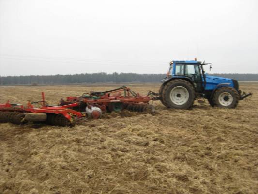 8950 valtra
valtra, kverneland lautasäes 5m ja vaderstad jyrät rx620, syksyltä 2009
