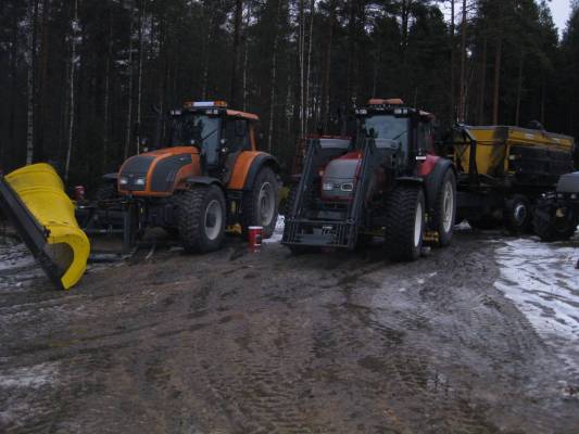 valtrat potretissa
valtrat 202direct ja vaman aura lev 4.2m ja sen perässä lana, T170 75quiken kuormaajalla, peräsä hiekotin am teho s70h, 8950 valtra pilkottaa oikealta.
