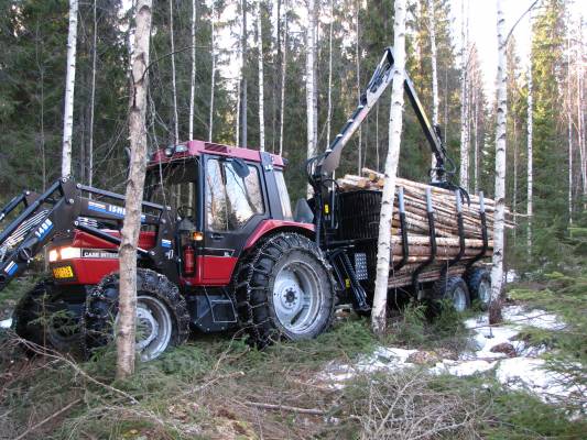 Case IH 695 ja Palms 620-80
Hakerankaa hakemassa viimosilla lumen rippeillä.
Avainsanat: Case IH Palms metsäkärry kuormain