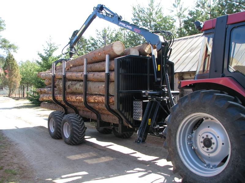 Keväisiä sahapuita. 
Edelliskesän tuulenkaatojen ajelua sahauspaikalle. Casen koneesta lähti karstat...
Avainsanat: Case IH 695 Palms Tukkikärry Metsäperävaunu Kuormain Metsäajoa