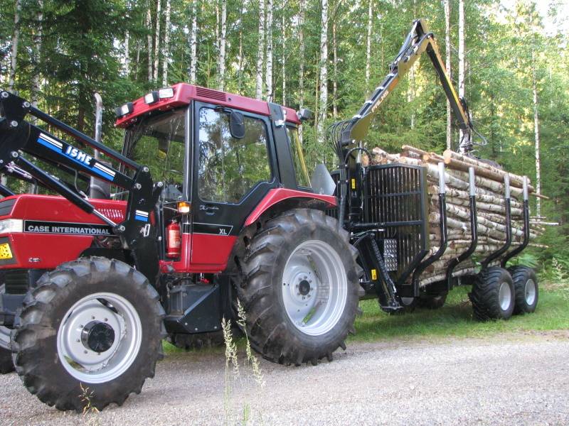 Kesäillan puuhastelua.
Polttopuiden ja hakerankoja ajamassa. Etukuormaajasta huolimatta erittäin ketterä yhdistelmä.
Avainsanat: Case IH 695 Palms Tukkikärry Metsäperävaunu Kuormain Metsäajoa