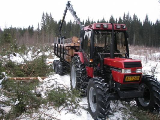 Sahatukkien ajoa Case IH695 + Palms 620-80
Etusiin pitäis saada ketjut niin sit olis hyvä.
Avainsanat: metsäkärry kourakuormain puun ajo tukkikärry case palms