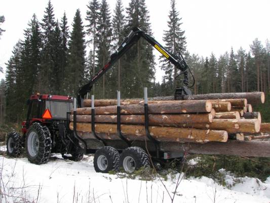 Sahatukkien ajoa Case IH695 + Palms 620-80
Kärryyn uusi korkeampi ja vankempi sermi jo teossa. Ei vielä ehtinyt paikalleen kun piti lähteä sahapuiden ajoon.
Avainsanat: metsäkärry kourakuormain puun ajo tukkikärry case palms