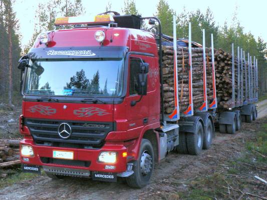 M Pataman Mersu teippauksilla
Jämsänkosken susialueelta paluukuorma Äänekoskelle.
Avainsanat: MB 3348 Actros pölliauto