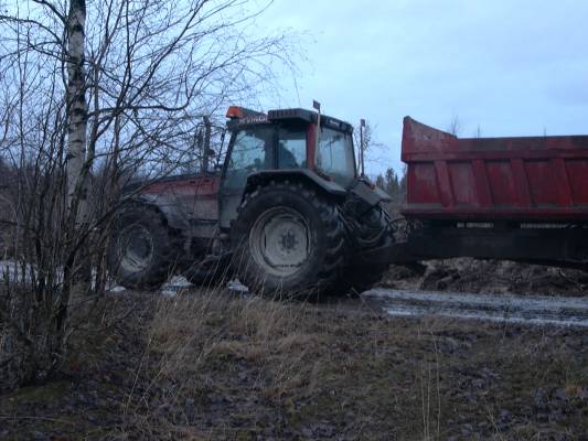 Valtra 8400
Maan ajoa.
