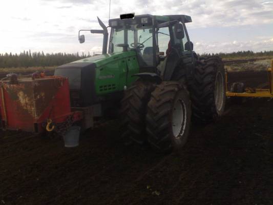 valtra valmet 8950
piti käydä välillä muju suolla kun ei ollu pölli hommia.
