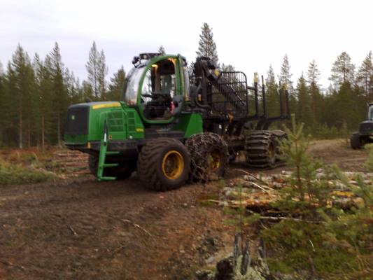 john deere 1210E
kävi urakoitsialla koe ajossa tämmönen jontikka.
