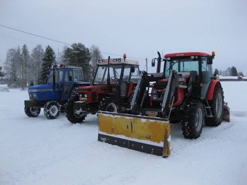 Zetorit ja Leukku
Lumitöistä tulossa.

Avainsanat: Zetor Leukku Ala-talkkari