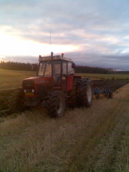 Zetor 9145 ja Fiskars 5x16.
Kyntämässä Crystallilla ja Fiskarssilla.
Avainsanat: zetor crystal fiskars