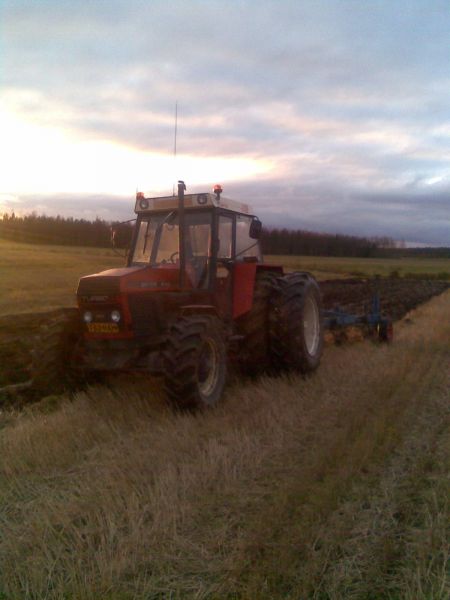 Zetor 9145 ja Fiskars 5x16.
Kyntämässä Crystallilla ja Fiskarssilla.
Avainsanat: zetor crystal fiskars