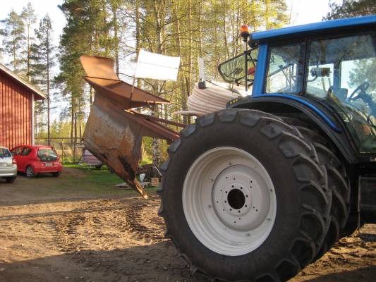 salaojakone
kyllä se valtra sitä vetää kiitettävästi.
