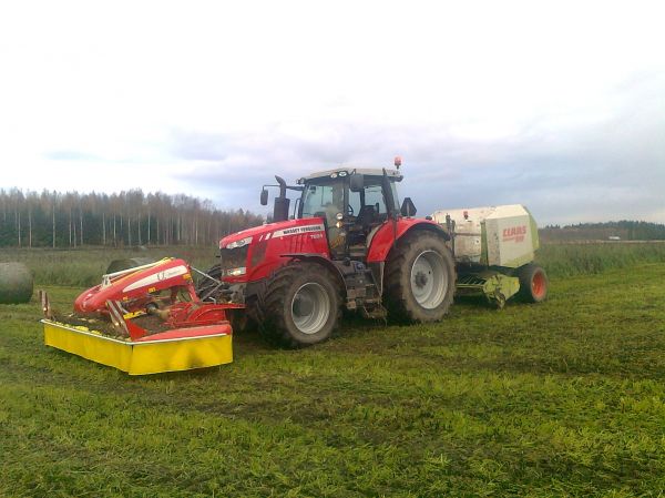 massey ferguson 7624, pöttinger novacat 351 ja claas 250
viimesiä härkäpavun puinteja =D Hyvin kyllä piisas voimat fergussa 
Avainsanat: massikka pöttinger claas