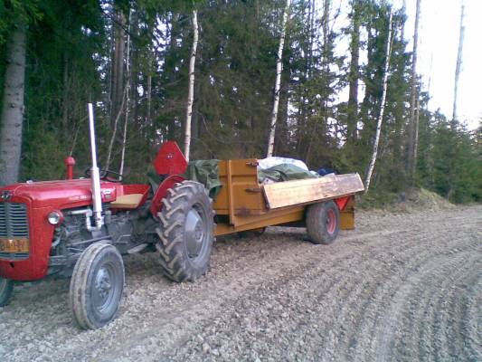 35 fergusoni
siinä on kylvökoneen täyttö yhdistelmä. meinas fergulta meno halut loppua ylämäessä kun oli jyviä ja lavallinen apulantaa
