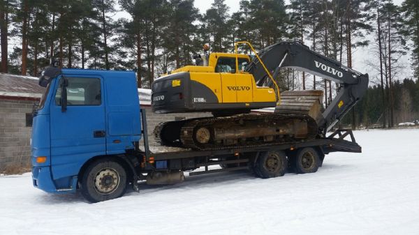 Sisu E14 ja Volvo EC180 
Avainsanat: sisu e14 volvo ec180