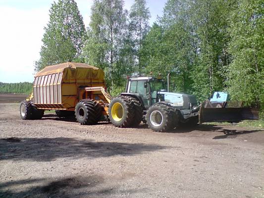 Valtra Valmet 8950 + mekki
Tollasella yhdistelmällä tuli pari päivää ajettua
Avainsanat: valtra valmet 8950 mekaaninen