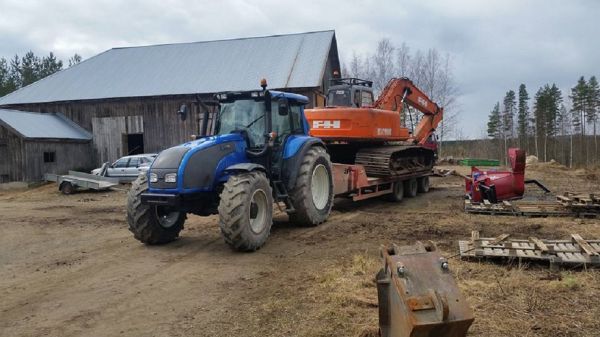 Valtra ja lavetti
Valtra T190, FH EX165 ja JPM lavetti
Avainsanat: valtra t190 fh fiat hitachi ex165 jpm