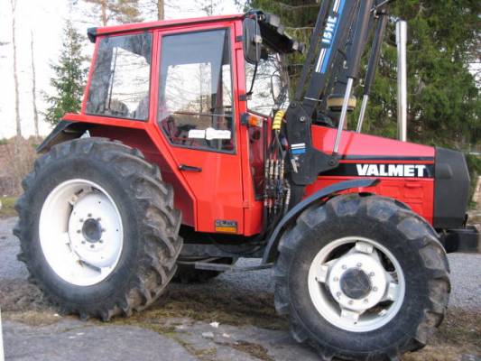 Valmet 605 putsailtuna ja vahattuna
Fiksaaminen jatkuu ainakin kuormaajan, rungon ja vanteitten maalaamisella. Hyviä ideoita pikku piristeitten laitosta otetaan vastaan!
Avainsanat: 605, Valmet