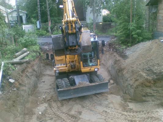 kaivuri
kaivuri kuopassa
Avainsanat: komatsu