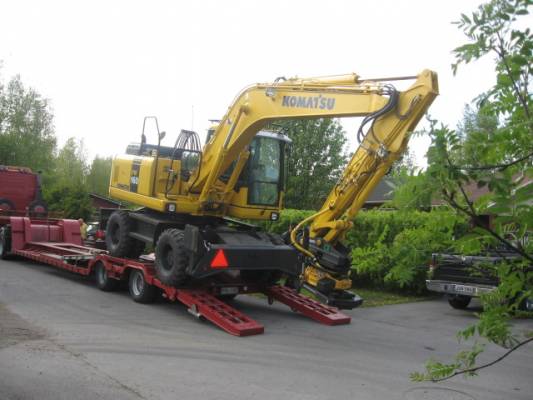 komatsu
10 tuntia mittarissa 
Avainsanat: komatsu