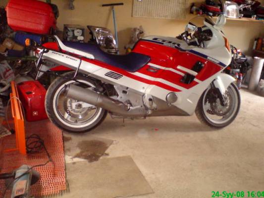 Honda CBR1000F SC24
Tällä päristellään kesäkeleillä
