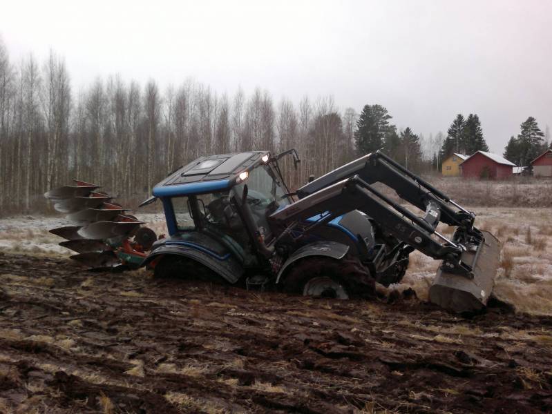 viime syksyn kyntöä entisellä n121a 
oli kyseiset Kvernelandit hieman liian painavat tälle pellolle. kolmesti upottiin ja kahella kerralla joutu aurat tiputtamaan perästä poikkes jotta saatiin vejettyä kone takas pinnalle.
Avainsanat: valtra n121 kverneland