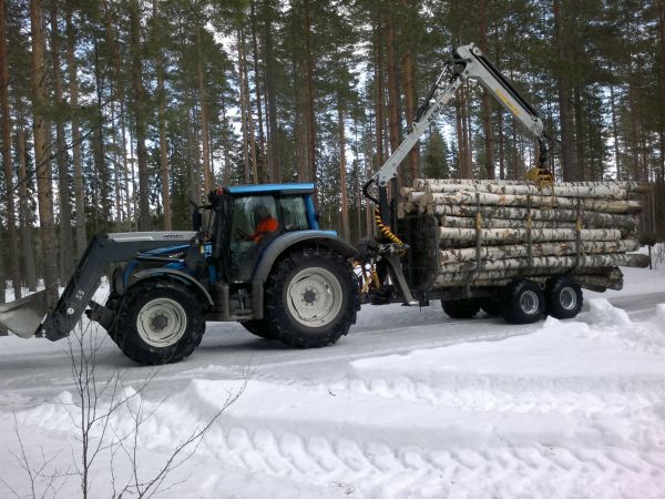 N142v ja kesla
viime talven pöllin ajosta otoksia, eihän sitä terveisiä ajella.
Avainsanat: kesla valtra n142