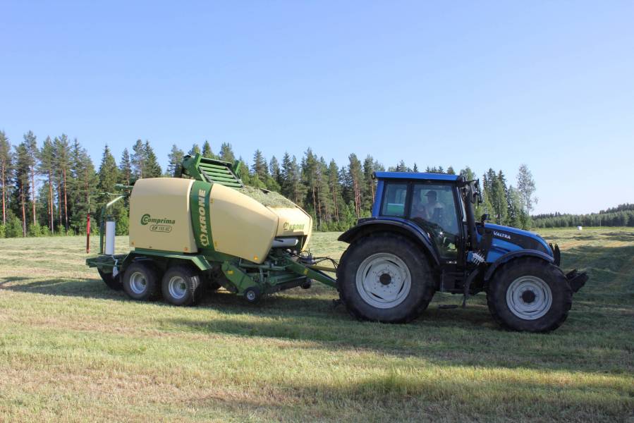 krone+n121a
Tällä viime kesä tuli paalattua ja tyytyväinen saa olla.
paalit on tiiviitä ja ei mitään valittamista hyvä ostos.
Avainsanat: krone paalaaja