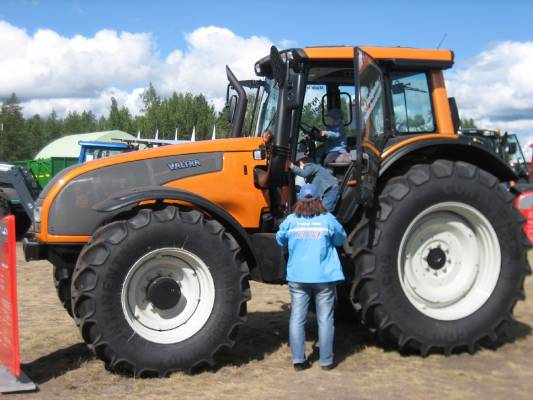 Valtra T161 Hitech
Okra 2008 kuvasatoa
Avainsanat: Valtra T161 Hitech Oranssi etujousitus koppijousitus Okra 2008