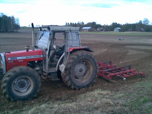 Massey ferguson 390 ja Patu 290
Ensimmäiset äestetty
Avainsanat: Massikka patu