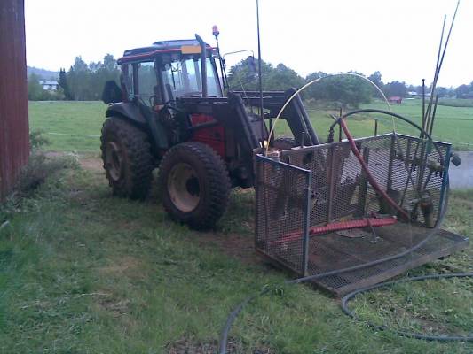 rehusiilojen putsailua, valtra 900 ja kompura
ysisatanen ei ole oma vaan paikalliselta kivilouhokselta lainassa ja kompurasta sen verran että hydor tais olla merkiltään ja alunperin kiviporan pyöritykseen
Avainsanat: valtra 900 kompura