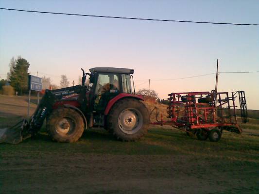 Massey ferguson 5455 ja Potila SKH 450
Ensimmäiset äestin ''uudella'' äkeellä ja täytyy todeta että hyvät kaupat tehtiin ku toi ostettiin. Erityisesti hydraulinen etulata on kätevä kun saa helposti monttuja tasoteltua. Pikkusen harjottelua tarvi ku  meinas mutkissa jäädä äestämättömiä kohtia ku on tottunut nostolaite äkeellä äestämään mutta mutkiinkin alkoi oppia varautumaan
Avainsanat: Massikka potila