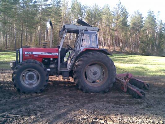 Massey ferguson 390 ja esa 370
Jyräilyä jyräilyä...
Avainsanat: Massikka esa